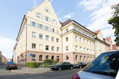 Das geräumige 4-Zimmer-Apartment Gunther49 mit 143 qm Wohnfläche liegt im dritten Geschoss in der Guntherstraße 49, 90461 Nürnberg Ecke Baldurstraße. Die breit angelegte Straße mit einem prachtvollen Baumbestand aus der Bauzeit beherbergt ein vornehmes Wohnviertel.