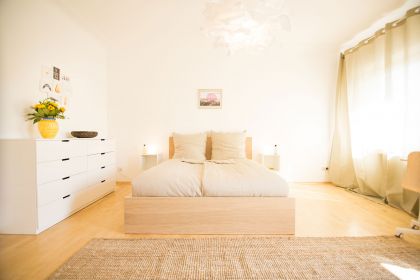 Im Gunther49 können Sie in zwischen drei stilvoll eingerichtete Schlafzimmern (1 x Doppelbett 1,80 m x 2,00 m, 1 x Doppelbett 1,60 m x 2,00 m, 1 Einzelbett 0,9 m x 2,00 m) ruhen.