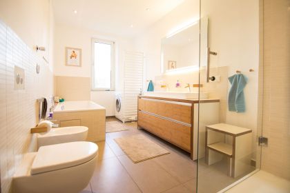 Gunther49 bietet ein geräumiges Bad mit hochwertiger Ausstattung mit Badewanne, WC, Bidet und Doppelwaschbecken der Marke Keramag.