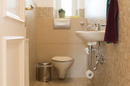 Das geschmackvoll mit Mosaik geflieste Gäste-WC steht Ihrem Besuch zur Verfügung.
